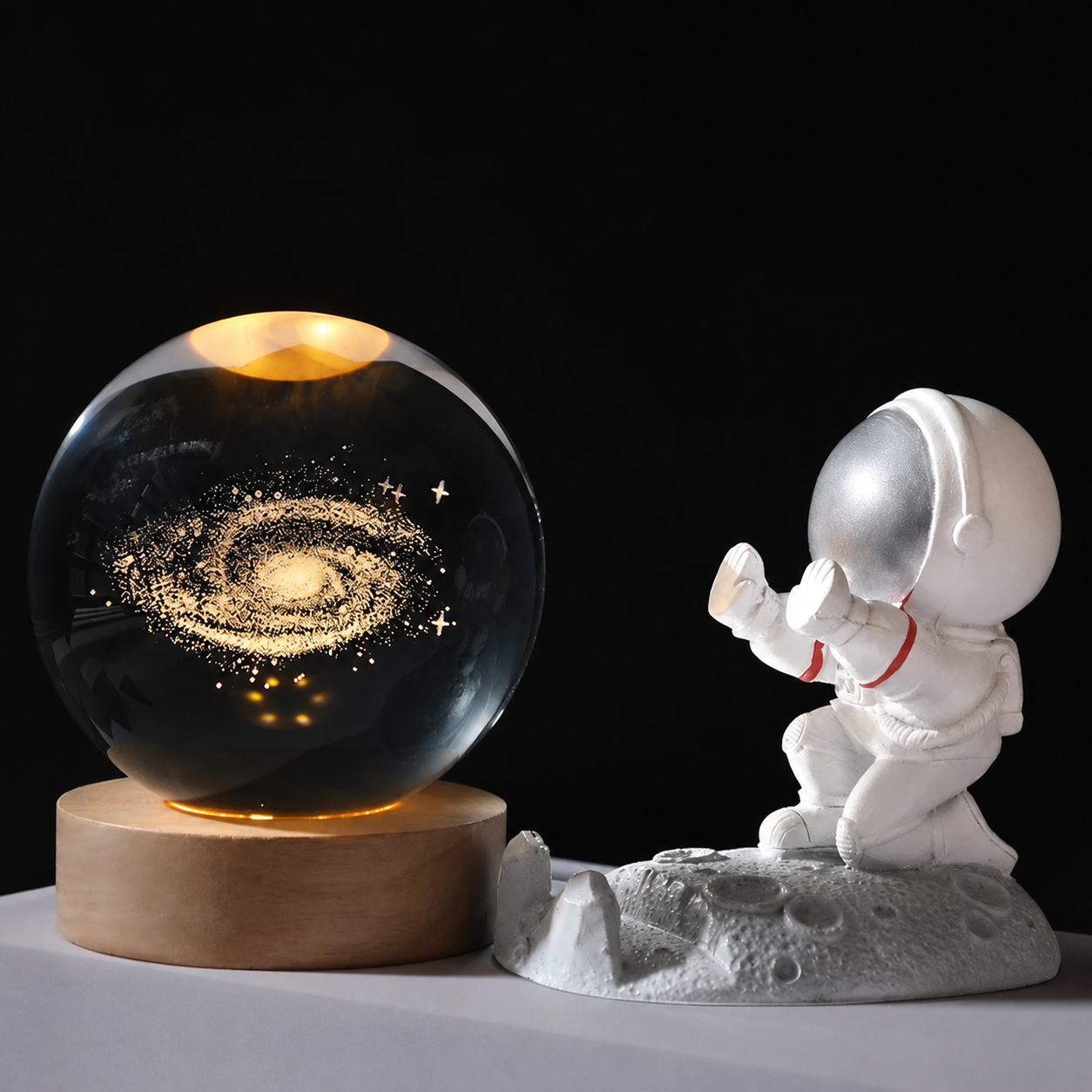 宇宙を閉じ込めた、手のひらサイズのクリスタルボールライト