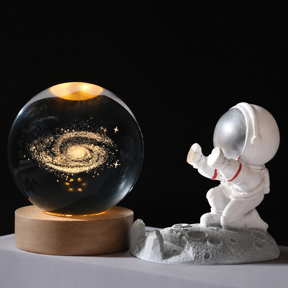 宇宙を閉じ込めた、手のひらサイズのクリスタルボールライト